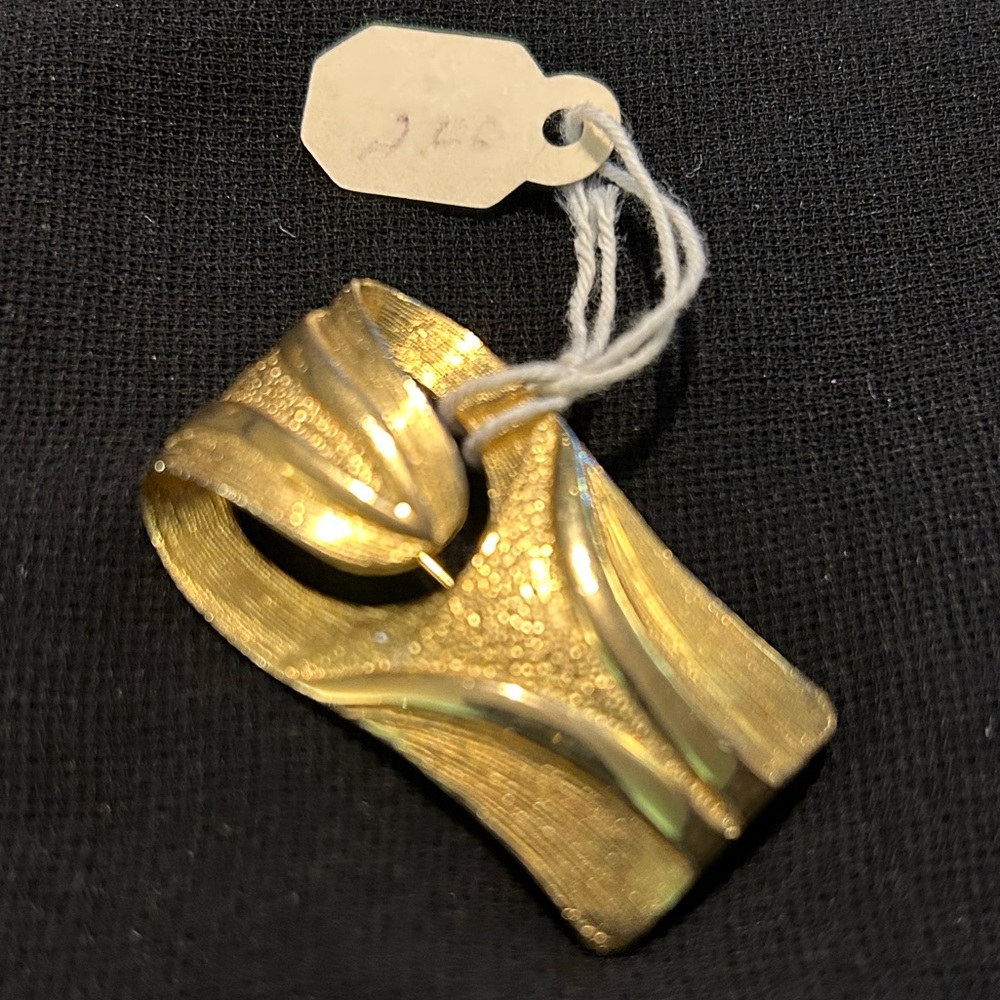 VTG Gold tone metal Scarf clip brooch. Unbranded.